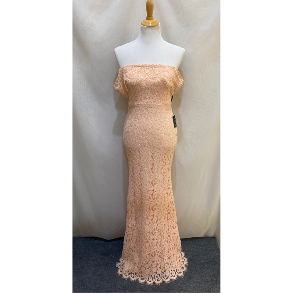 Lulu’s light pink lace dress